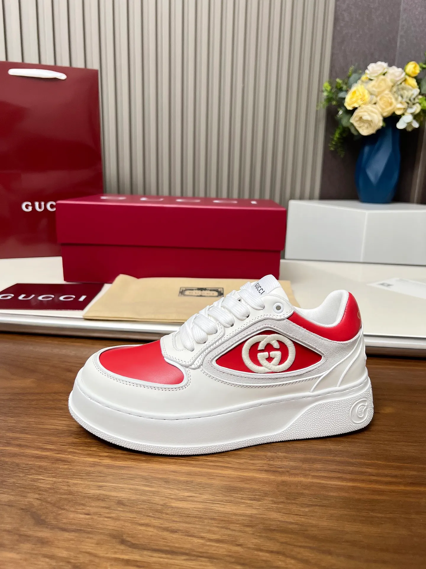 👟👟Ex-factory price 560👟👟Gucci casual sneakers, top version! Oil edge craftsmanship🌸🌸🌸1:1 reproduction. New model for early spring, creating a perfect style💣💣💣street style🔥🔥🔥Cool and stylish C-position fashionable outfit with retro and futuristic feel🌹🌹🌹Classic shoe shape, showing exquisite texture! Open mold to customize high-density outsole. Comes fully packaged. Size: Female 35-46. Fabric: Imported cowhide...men and women